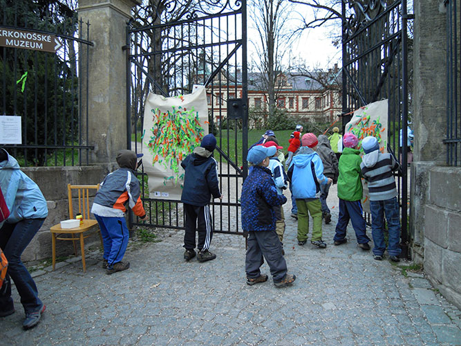 Tradiční zápis u zámecké brány - děti nalepují barevné lístky