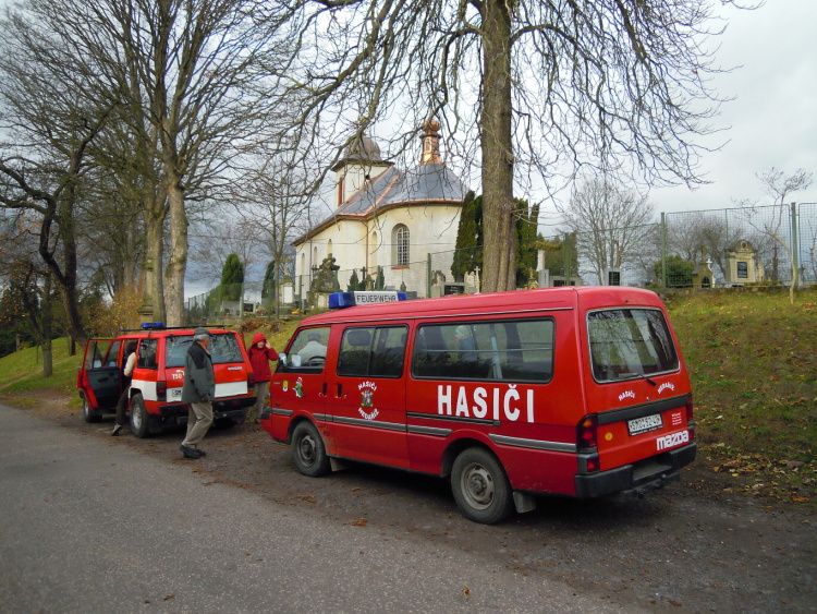Ke kostelíku v Čisté jsme dojeli hasičskými auty